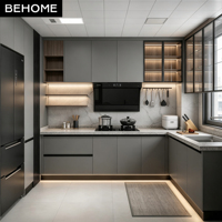 Meubles de cuisine modulaires en L modernes sur mesure avec éclairage LED, portes vitrées et comptoir en pierre pour projets de villas, hôtels et appartements