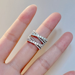 Anello a Triplo Strato Impilabile con Design a Croce, Elegante Accessorio di Moda per Donna, Stile Moderno per Uso Quotidiano - Product Image 1