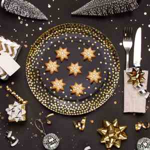FDA Approved 7-Inch <b>Disposable</b> Round Paper <b>Plate</b> in Black and Gold Foil 350gsm White Board Party Supplies - Product Image 1