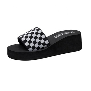 Chaussons d'extérieur sexy noirs et blancs patchwork pour femmes, été et hiver, à semelle épaisse, dessus en coton, doublure en peau de mouton, antidérapants, à bout carré - Product Image 1