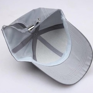 Elegante gorra de béisbol gris de alta reflexión con diseño único de choque púrpura logotipo personalizado gorra duradera - Product Image 6