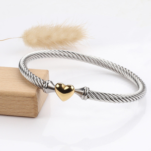 Bracelet manchette en fil torsadé en acier inoxydable plaqué or 18 carats |   Bracelet ouvert réglable avec breloque en forme de cœur pour femme - Product Image 6