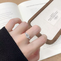 Bague de fiançailles pour femme en diamant de laboratoire blanc 18 carats, taille princesse, tige droite, trois pierres, 4 griffes, style Time Square