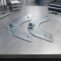 Pièces personnalisables en métal (acier inoxydable, aluminium, laiton) : serres-crochets, clips, boucles, supports d'étagère, plaques, cadres, plateaux, charnières, attaches pour étiquettes et cartes