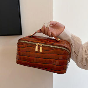 粉色鳄鱼纹女式皮革便携式防水化妆包奢华旅行化妆包带定制标志金色拉链 - Product Image 5