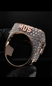 Anillo de Diamante Moissanita Sofisticado para Hombre con Piedra de Corte Redondo Clásico y Diseño de Banda Pulida Suave de la India - Product Image 4
