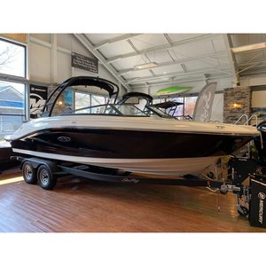 เรือ Sea Ray SPX 230 รุ่นใหม่ ปี 2025 เรือหรูพร้อมเครื่องยนต์เบนซิน MerCruiser 1 เครื่อง แบบติดตั้งในตัว/นอกตัว ความจุ 47 แกลลอน ระยะลาก 3.25 ฟุต - Product Image 1