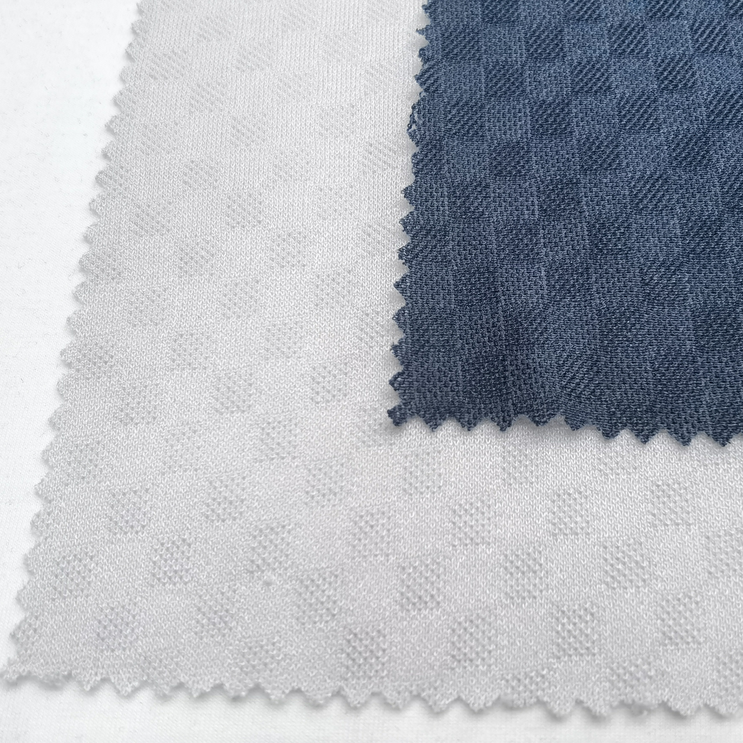 Durable T100 Checked Functional Fabric for Outdoor Use Weather-Resistant Textile for Boys and Girls