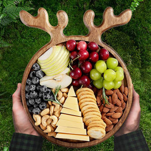 Bandeja de madera con forma de reno, color quemado, para servir comida, presentación de aperitivos, postres y bocadillos en fiestas. - Product Image 1