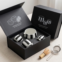 Ensemble de préparation de matcha en porcelaine à rayures verticales modernes, emballé dans un coffret cadeau, bol à matcha, fouet, support, kit de cérémonie du thé