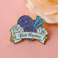 Broche en émail « Knit Happens » en forme de pelote de laine pour sacs, vestes, sacs à dos, pour les amateurs de travaux manuels et les fans d'accessoires amusants