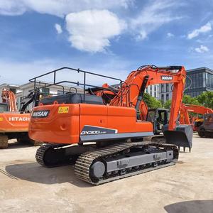 Excavadora hidráulica Doosan DX300LC 9C de 30 toneladas con tren de rodaje duradero y potente torque de giro para sitios de trabajo exigentes. - Product Image 2