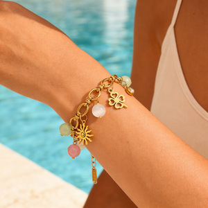 สร้อยข้อมือสแตนเลสประดับลูกปัดหลากสี จี้รูปใบโคลเวอร์สี่แฉก ชุบทอง 18k เครื่องประดับสำหรับสไตล์ฤดูใบไม้ผลิและฤดูร้อน - Product Image 1