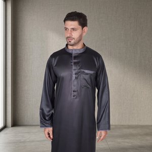 Túnica Negra de Satén para Hombre con Ribete Gris Estampado, Manga Larga, Cuello Alto, Estilo Saudí, Kuwaití, Emiratí, Islámico, Musulmán - Product Image 3
