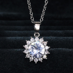 Collana con Ciondolo a Fiore per Donna, Catena Scintillante Incastonata, Gioiello Elegante per Uso Quotidiano - Product Image 3