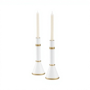 Porte-bougie conique blanc avec accents dorés, décoration d'intérieur - Product Image 1