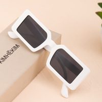 Kacamata Hitam Wanita Bingkai Kecil Fashion Kustom, Perlindungan UV400, Bingkai Penuh Merah, Multifungsi, Buatan Cina, Sampel Tersedia