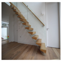 Escalier flottant sur mesure avec marches en chêne, main courante en laiton, balustrade en corde, style nautique