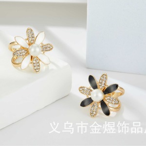 Hebilla para Bufanda con Forma de Flor e Incrustaciones de Perlas, Metal Negro y Blanco, Accesorio de Lujo de Doble Uso para Bufandas y Pañuelos Pequeños - Product Image 4