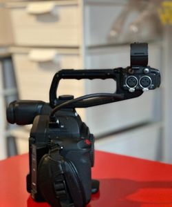 Caméra vidéo cinéma HD Canon EOS C100 Mark II d'occasion en bon état pour débutants - Product Image 2