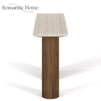 Console d'entrée design avec structure en bois massif, base à panneaux texturés et plateau en marbre pour intérieurs de luxe