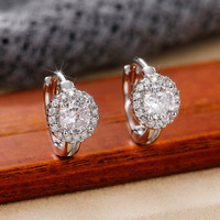 Halo Kübik Zirkonya Huggie Halka Küpeler, Kadınlar için, 8mm, Altın Kaplama Pirinç Pave CZ Kulak Halkaları, 2 Renk