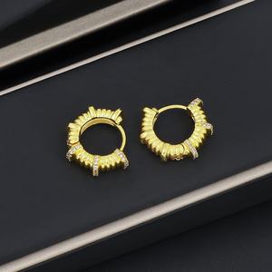 ต่างหูห่วงชุบทองคำแฟชั่นสั่งทำจาก JXX Wholesale ประดับเพชรซิร์คอนทรงเรขาคณิตทันสมัย ทำจากทองเหลือง เหมาะสำหรับเป็นของขวัญสำหรับผู้หญิง - Product Image 3