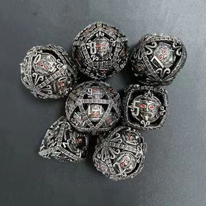 <span class=keywords><strong>Juego</strong></span> de Dados Poliédricos de Metal Hueco con Diseño Único de Máscara Totem, 6 Colores Disponibles, Venta al Por Mayor - Product Image 4