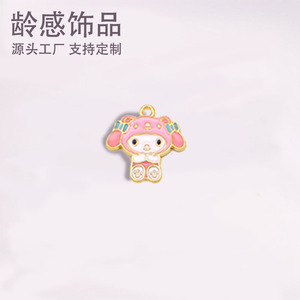 Venta al por mayor Lindo bolso de aleación colgante llavero pulsera para niños Kitty Cat Kuromi Cinnamoroll chapado en oro colgantes de moda encantos - Product Image 6