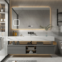 Set Kabinet Kamar Mandi Hotel Kayu Solid Modern dengan Wastafel Keramik Marmer Putih dan Cermin Desain Terpasang di Dinding