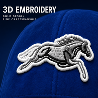 Cappellino da Baseball a 6 Pannelli in Camoscio Blu Royal con Logo Personalizzato, Strutturato, Ricamato con Emblema Cavallo in Corsa, Contorno Bianco, Fori di Ventilazione