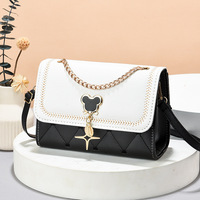 Sac à main carré en cuir PU tendance avec chaîne, petit sac bandoulière à rabat et fermoir pour femme