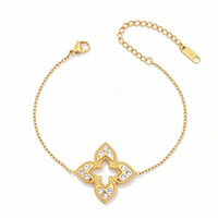 Parure de bijoux de luxe léger avec pendentif fleur à quatre feuilles entièrement sertie de diamants, collier, bracelet et boucles d'oreilles, style rétro haut de gamme, approuvé par les femmes
