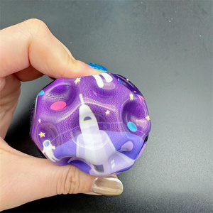 Pelota de Espuma Antiestrés HAPU FactoryPu de 63 mm con Diseño Clásico de Astronauta y Planetas Espaciales, Juguete de Entrenamiento Suave y de Alto Rebote para Niños y Perros - Product Image 2