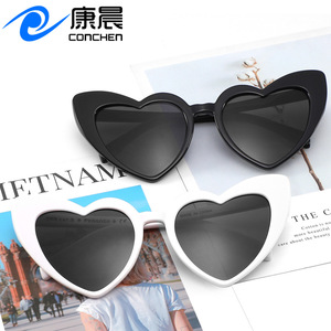 Gafas de sol con forma de corazón, unisex, montura de PC, protección UV400, gafas de sol de moda para viajes, conducción, actividades al aire libre - Product Image 3