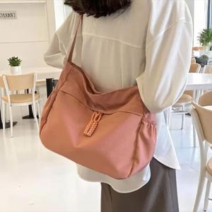 Sac à bandoulière Hobo en nylon avec logo personnalisé, fermeture éclair, grand format, imperméable, tendance, unisexe, pour l'été - Product Image 4