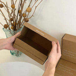 Scatola Postale in Cartone Ondulato Personalizzata con Striscia a Strappo, Design con Apertura a Zip, Stampa Goffrata e Opzioni di Gestione - Product Image 2