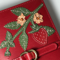 Pochette de luxe rectangulaire de créateur, style rétro, rouge foncé vif, avec logo personnalisé, fermeture à sangle frontale, type couverture de livre