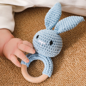 <span class=keywords><strong>Hochet</strong></span> Anneau <span class=keywords><strong>Lapin</strong></span> au Crochet Amigurumi, Anneau de Dentition en <span class=keywords><strong>Bois</strong></span>, Manchon Couleur Assortie, Visage Brodé Fait Main, 4 Couleurs, Jouets Doux pour Bébé - Product Image 2