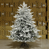 Luxuriöser beflockter PE-PVC-Weihnachtsbaum 1,5m-2,1m, vorbeleuchteter verschneiter Weihnachtsbaum mit LED-Lichtern für die Weihnachtsdekoration zu Hause