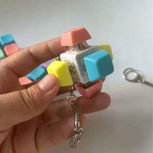 Precio de fábrica Llavero LED con tecla mecánica, Clicker Fidget, Llavero de teclado, Novedoso Juguete de Plástico para Aliviar el Estrés - Product Image 5