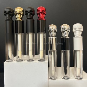 ISMAN Tubo de Brillo Labial con Diseño de Calavera Único para Halloween, 3ml 5ml, con Brocha Grande, Envase de Lápiz Labial con Tapa de Esqueleto, Embalaje Dorado, Plateado y Negro - Product Image 2