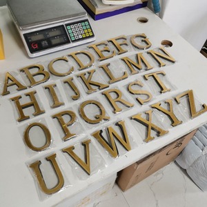Vente en gros de lettres miroir 3D de 10 cm, autocollants muraux pour logo, nom, alphabet, mariage, lettres d'amour, décoration murale anglaise pour la maison - Product Image 1