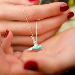 Set di collana e orecchini con colibrì sfumato blu per donna, graziosi gioielli alla moda a forma di animale - Product Image 1