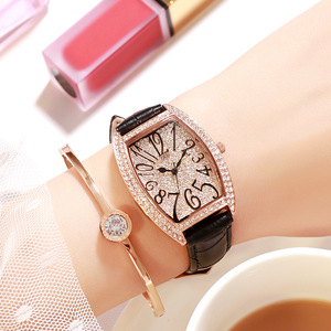 Reloj de mujer con forma de barril, correa de cuero genuino y cristales de diamante. - Product Image 4