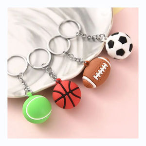 سلسلة مفاتيح ثلاثية الأبعاد لكرة رياضية مقاومة للماء من كلوريد البولي فينيل مع طباعة أحرف صغيرة للركبي/الكرة الطائرة/كرة القدم تذكارية وشعار مخصص - Product Image 1
