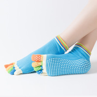 Chaussettes de sport à motif de conception OEM Fitness Pilates Yoga Chaussettes antidérapantes arc-en-ciel Chaussettes de yoga à cinq doigts