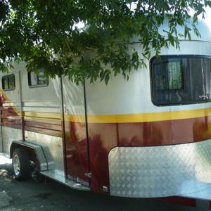 Remolques de Viaje de Lujo para 3 Caballos HERUI, Diseño Flotante Elegante HR-3HAL-S, Capacidad para 2 Personas, para Entusiastas del Equitismo - Product Image 4