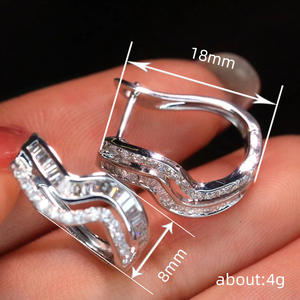 Orecchini E3133 in Oro Bianco con Diamanti Taglio Baguette, Gioielli di Lusso da Donna per Matrimonio, Diamanti Naturali Colore D - Product Image 6