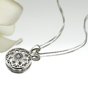 Colgante de Medallón Floral de Filigrana de Oro Sólido 9K/14K/18K Artesanal con Diseño Intrincado de Rejilla para Joyería de Lujo Diaria - Product Image 6
